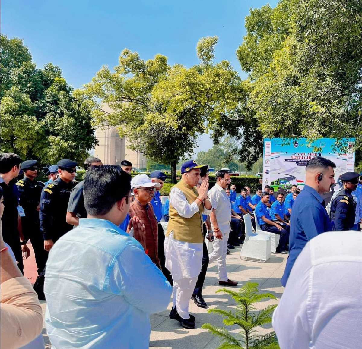 रक्षा मंत्री राजनाथ सिंह ने वायु वीर विजेता रैली को दिखाई हरी झंडी, 7000 किमी का सफर तय करेंगे वायु योद्धा रक्षा मंत्री राजनाथ सिंह ने वायु वीर विजेता रैली को दिखाई हरी झंडी, 7000 किमी का सफर तय करेंगे वायु योद्धा